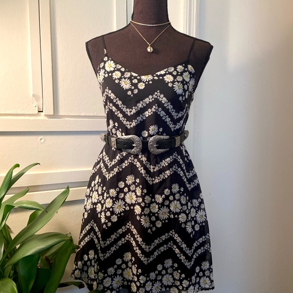 Adorable Daisy Print Sun Dress - Picture 2 of 8